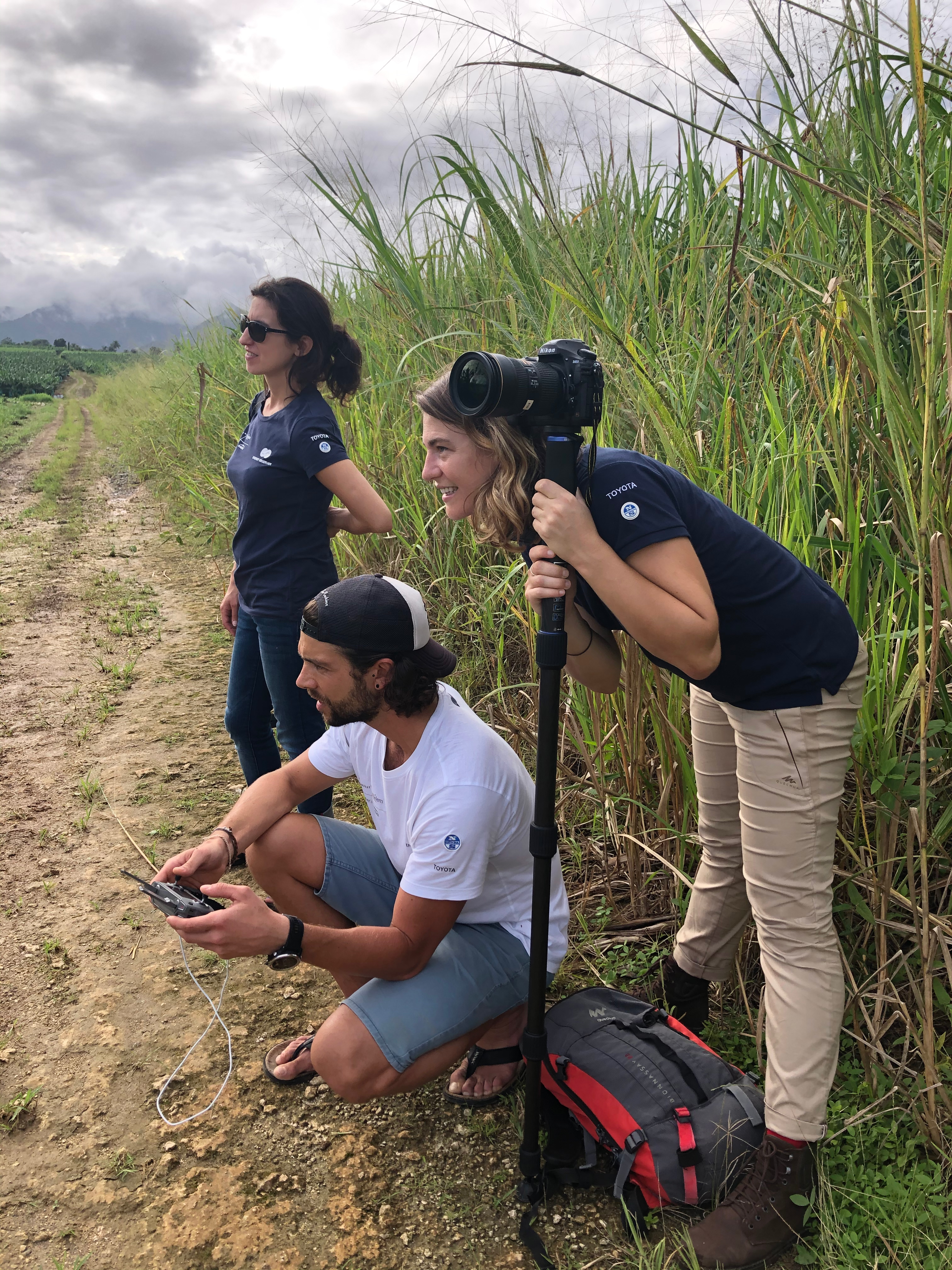 3 personnes avec une caméra