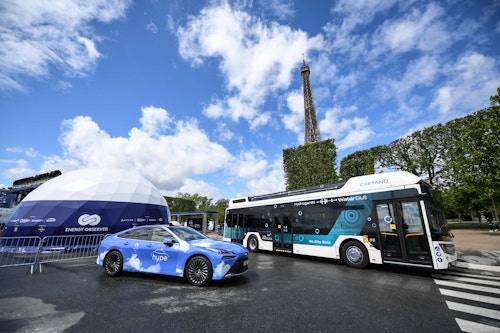 Lors du Paris de l'hydrogène, photo de la Mirai de toyota et d'un bus à hydrogène
