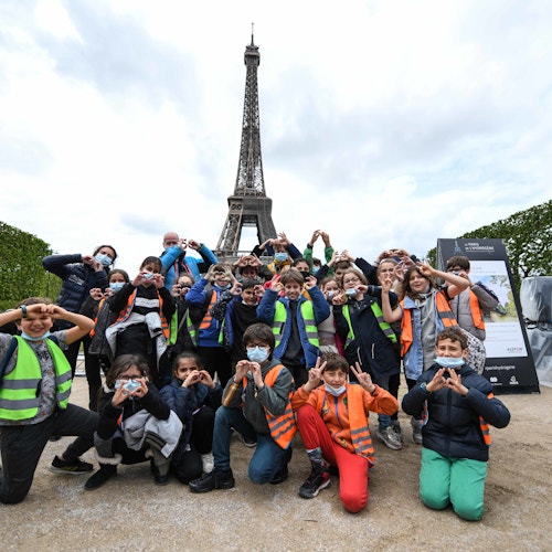 Groupe d'élèves devant la Tour Eiffel lors du Paris de l'Hydrogène organisé par Energy Observer