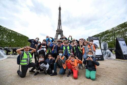 Groupe d'élèves devant la Tour Eiffel lors du Paris de l'Hydrogène organisé par Energy Observer