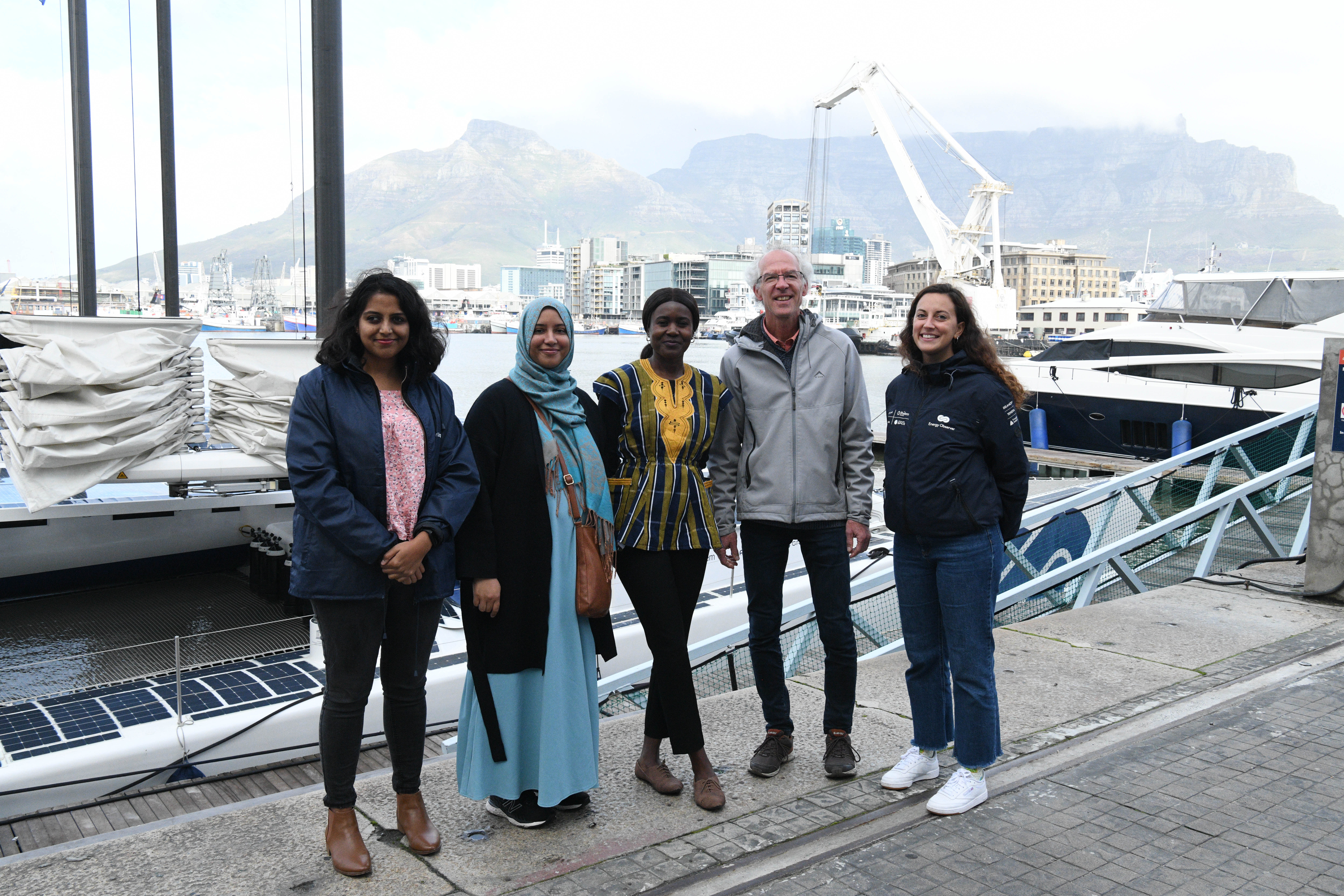 Photo de Beatrice sur le ponton accompagnée des professeurs de l'Université