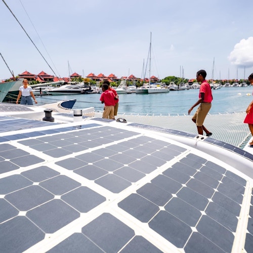 Collégiens à bord d'Energy Observer aux Seychelles