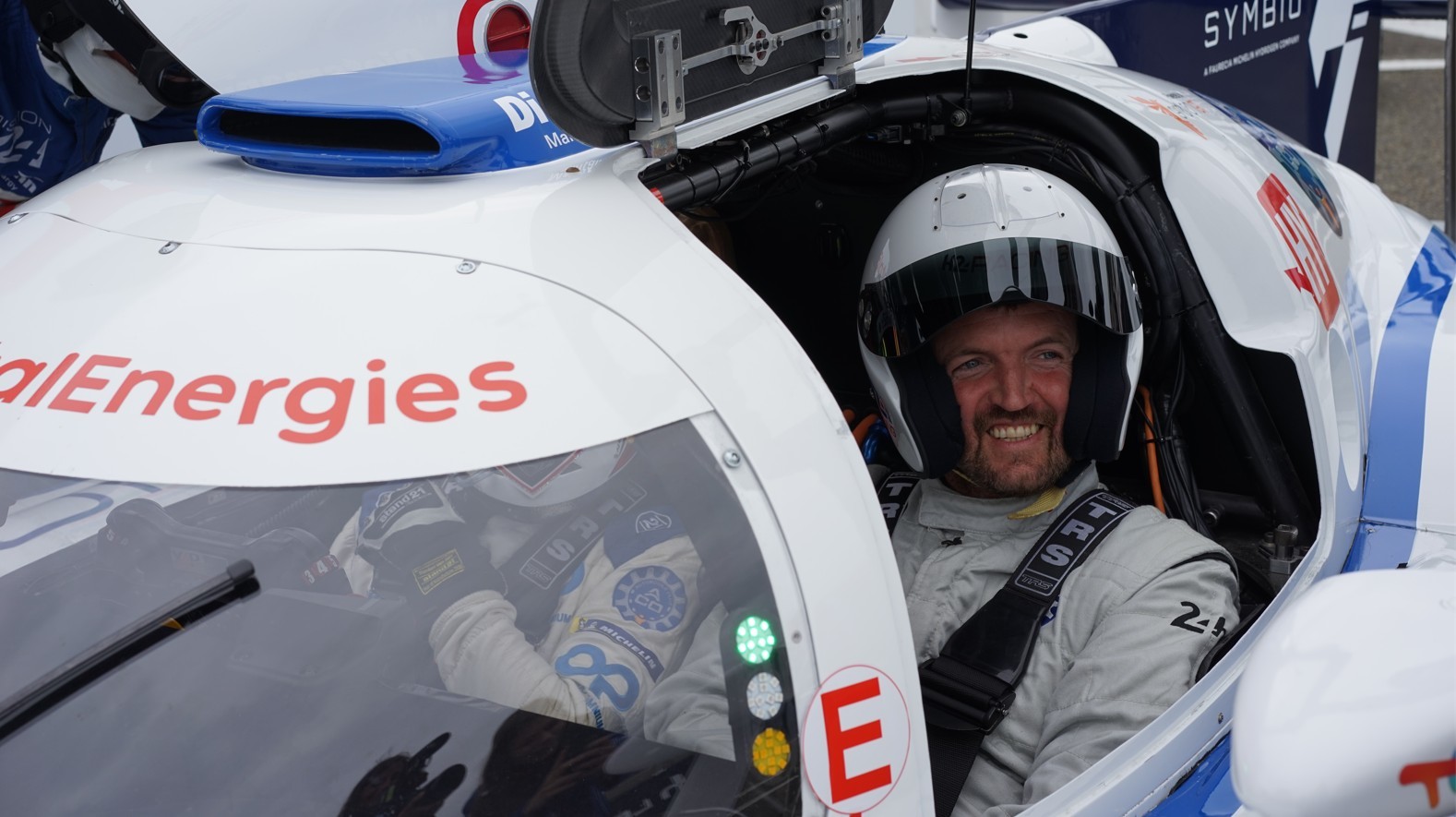 Victorien Erussard à bord de la voiture de course à hydrogène MissionH24