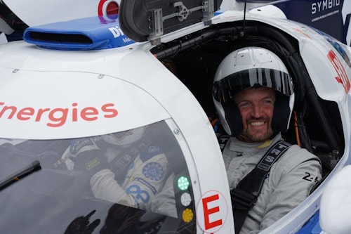 Victorien Erussard à bord de la voiture de course à hydrogène MissionH24