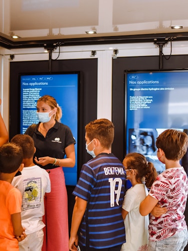 Visite d'école dans l'exposition itinérante et pédagogique à Nice