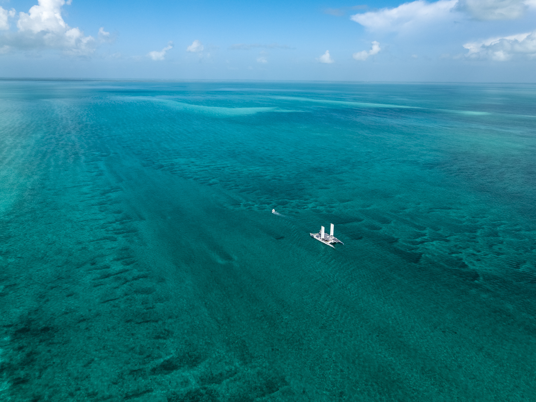 Bateau naviguant sur une mer turquoise