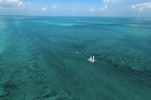 Bateau naviguant sur une mer turquoise