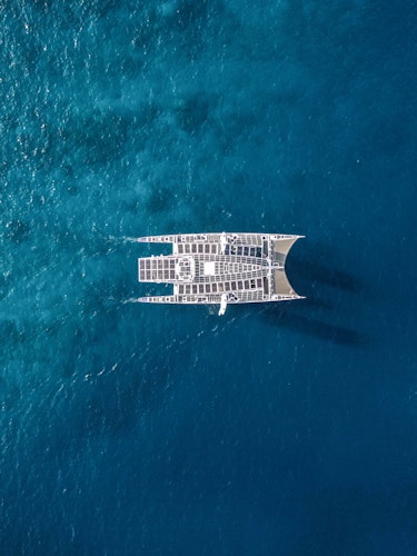 Photo de haut du bateau Energy Observer avec vision sur panneaux solaires